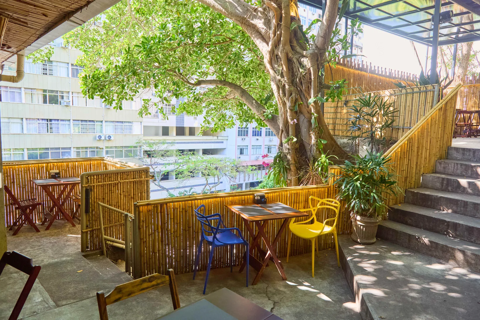 Terraço arborizado escondido dentro de um prédio em Icaraí, Niterói